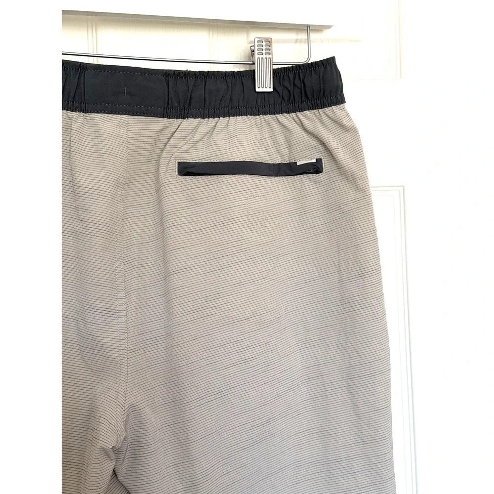 Vuori Cruise Men's Size Medium Gray & Ivory Striped Unlined Board Shorts
